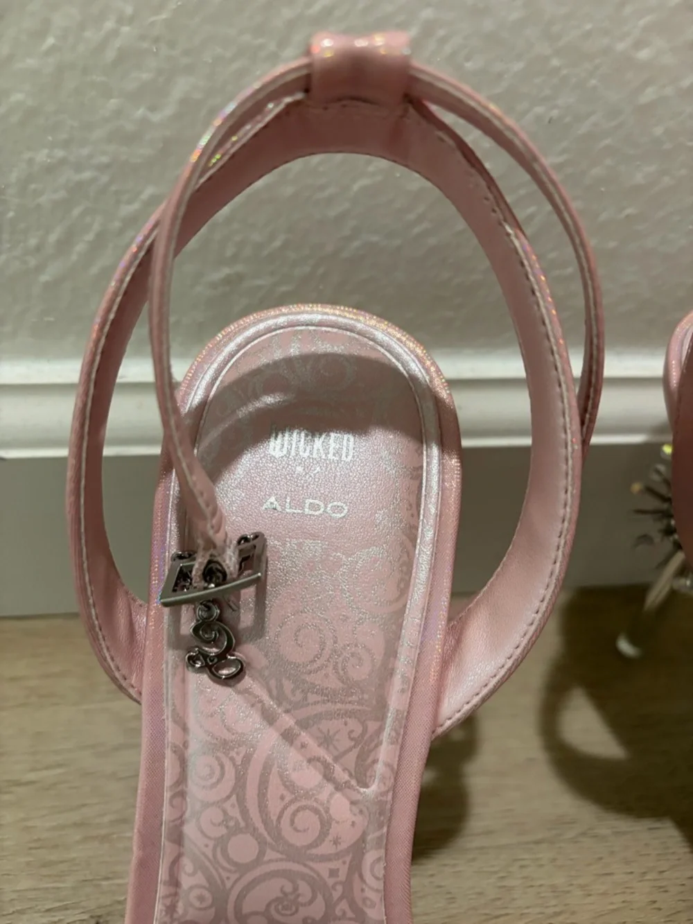 💗 NWOT Wicked x ALDO Glinda pink magic sparkle heels - Picture 4 of 12